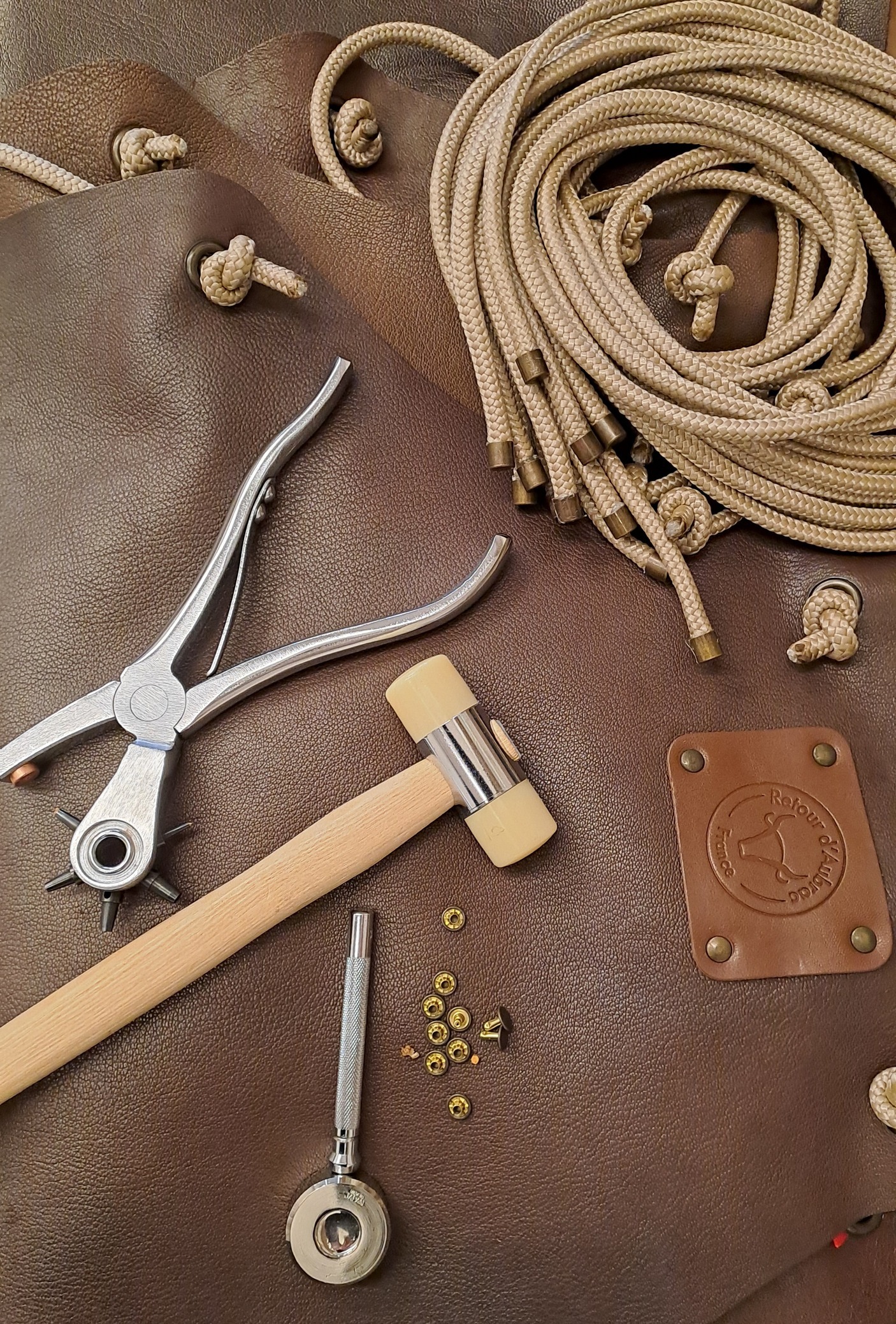 fabrication tablier en cuir retour d aubrac aveyron cadeaux francais