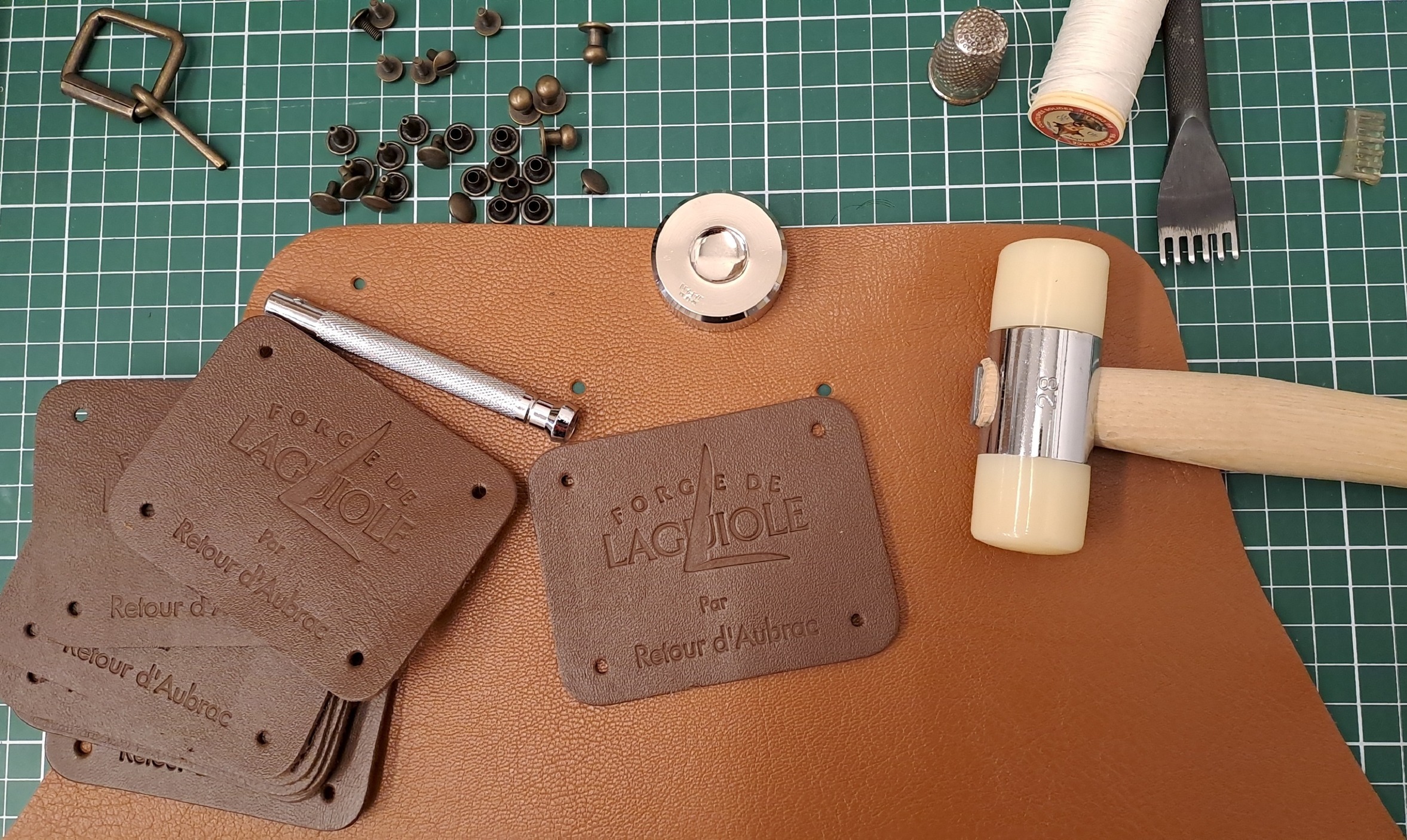 tablier en cuir personnalise cadeau d affaires original cadeau d entreprise made in france retour d aubrac aveyron