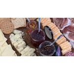 Un plateau de fromages et de charcuterie  confiture maison bras - retour daubrac - aveyron