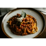 savoureuses pâtes italiennes avec une riche sauce à la viande garnie de basilic et de fromage