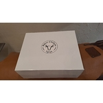 un carton d’expédition rouge avec le logo RETOUR D’AUBRAC