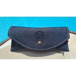 étui à lunettes en cuir fabriqué en France - tannage végétal - retour daubrac - aveyron - cadeau original - cadeau français - cadeau entreprises -bleu marine 1