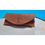 étui à lunettes en cuir fabriqué en France - tannage végétal - retour daubrac - aveyron - cadeau original - cadeau français - cadeau entreprises -cognac 1-