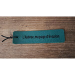 marque pages en cuir brodé vert - retour daubrac - aveyron - cadeau original - cadeau français