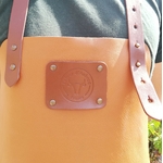 tablier en cuir cognac avec sangles cuir marron-cadeau français-Retour dAubrac-Aveyron- (4)