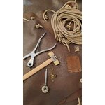 fabrication tablier en cuir-Retour d'Aubrac-Aveyron-cadeaux français-min