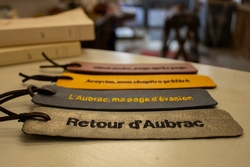 Marque-pages en cuir brodé - RETOUR D'AUBRAC-