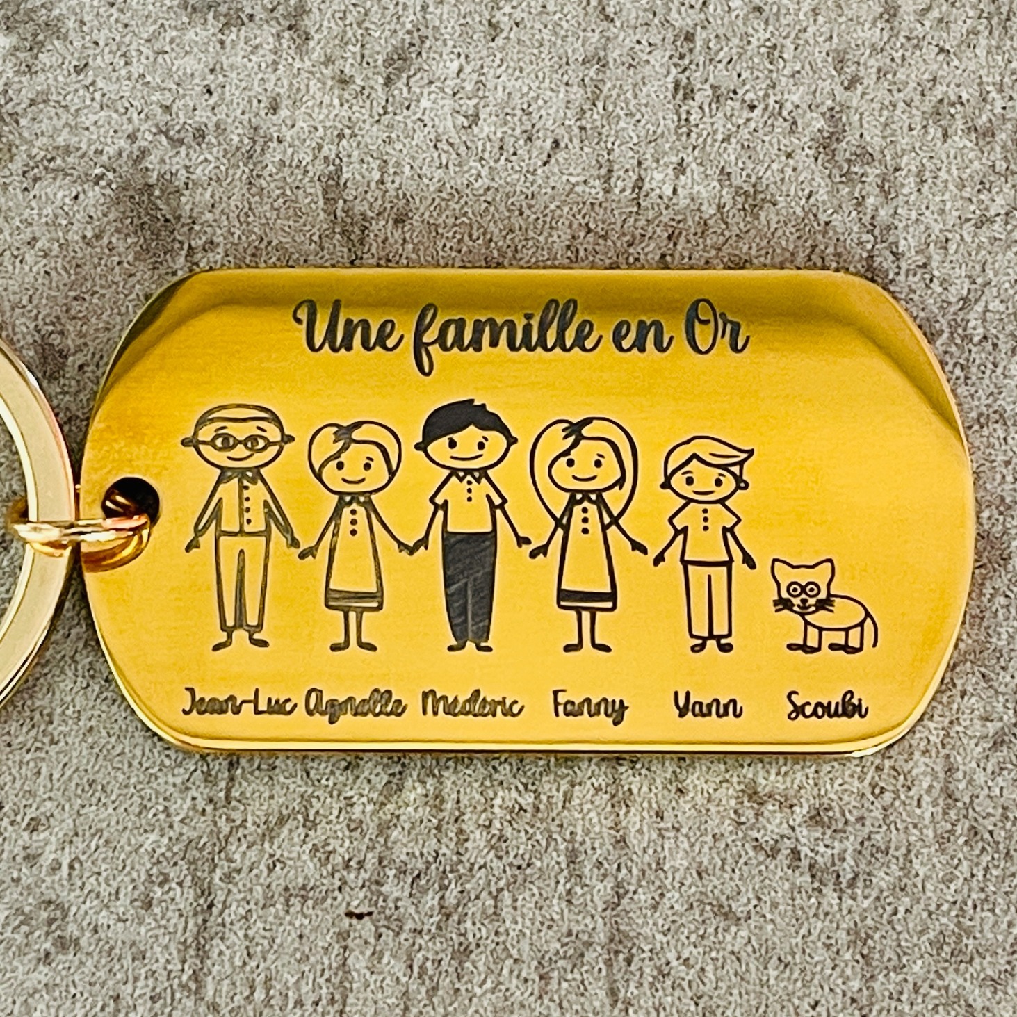 porte clé personnalisé famille coloris or, une famille en or