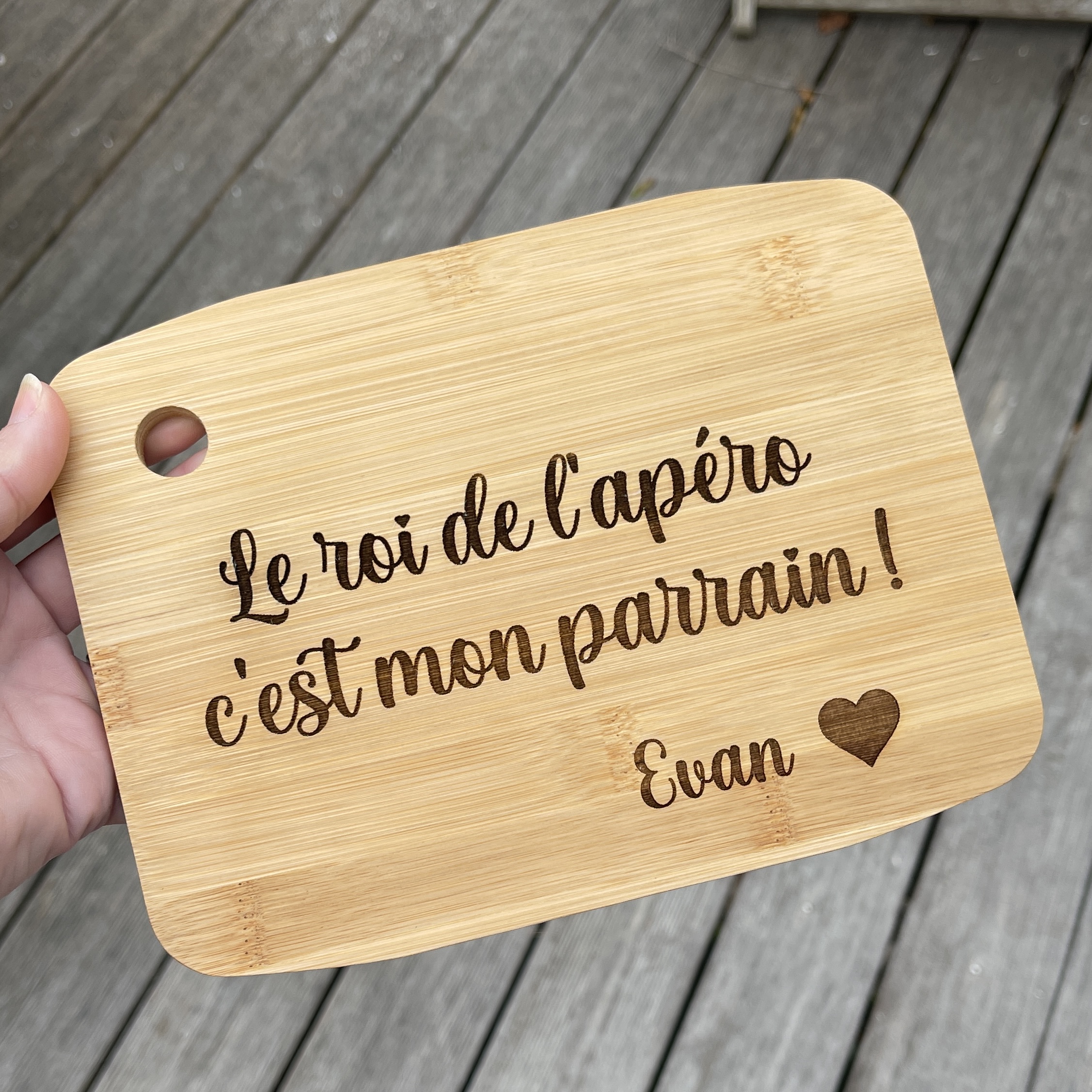 ERNESTINE - Planche apéritif personnalisée couple, amis, famille - planche  à découper bois personnalisée - cadeau saint-valentin noël anniversaire -  accessoire cuisine personnalisable plateau apéro : : Cuisine et  Maison