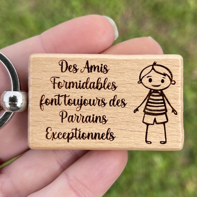 Cadeau pour futur parrain : porte clé personnalisé gravé en bois avec une figurine enfant