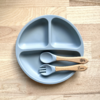 assiette et couverts personnalisés en silicone pour bébé et enfant bleue