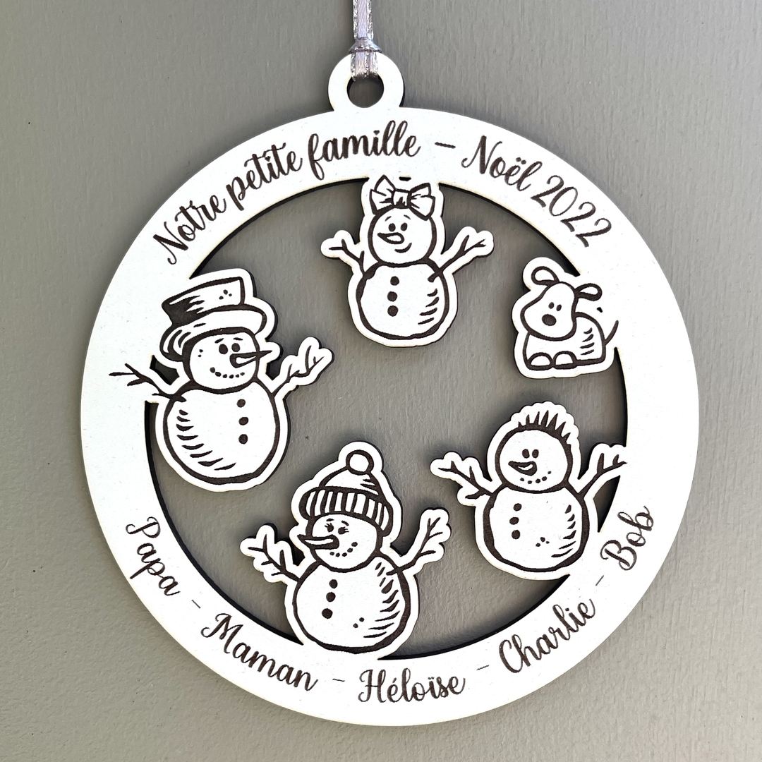Boule de noël avec bonhommes de neige famille en bois