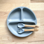 assiette et couverts personnalisés en silicone pour bébé et enfant bleue