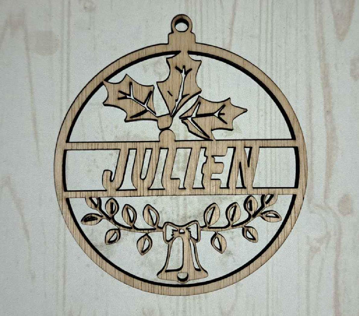 Boule de Noël personnalisable en bois modèle NA-009