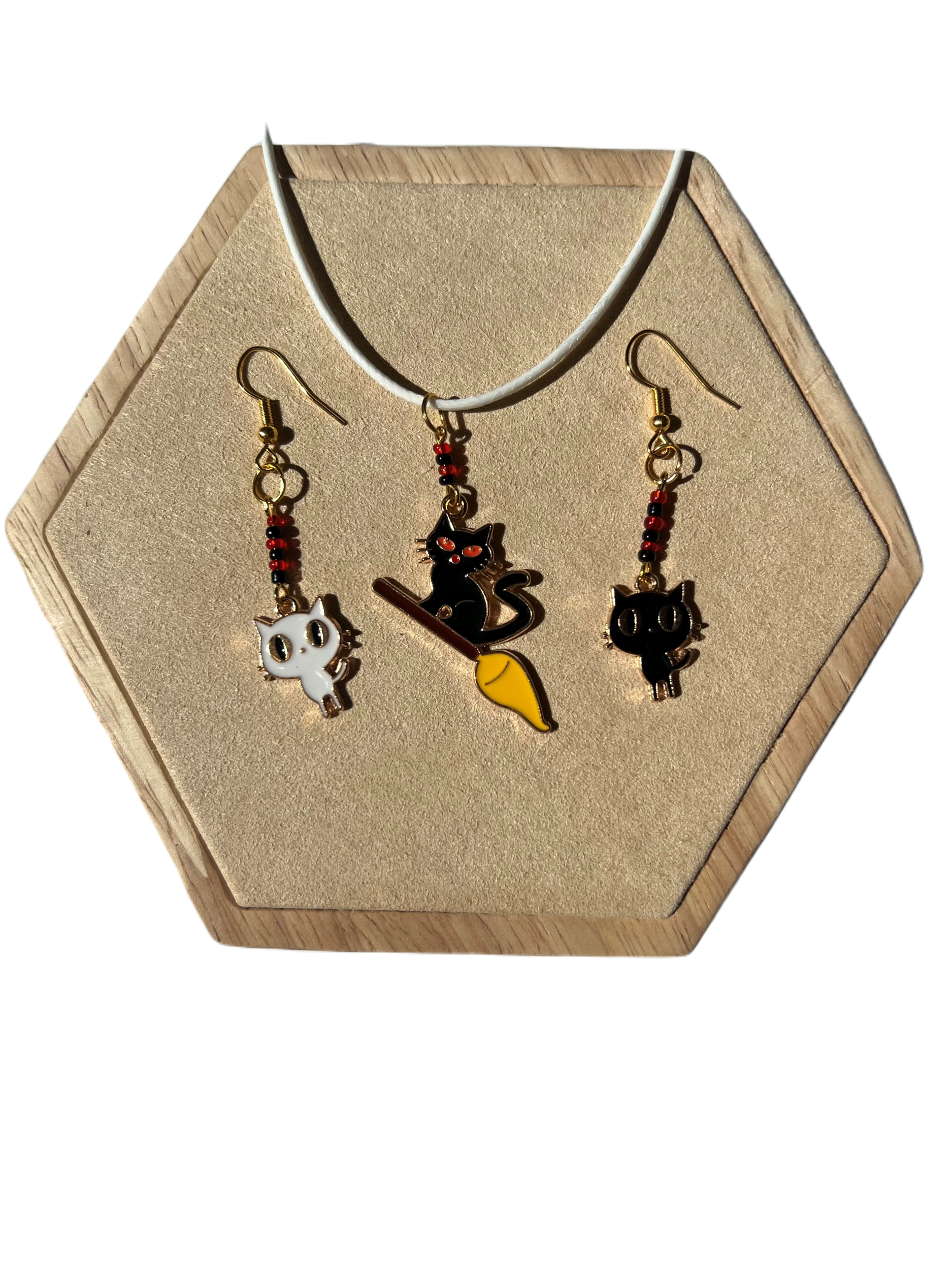 pendentif chat balai et boucle oreille chat noir et blanc halloween