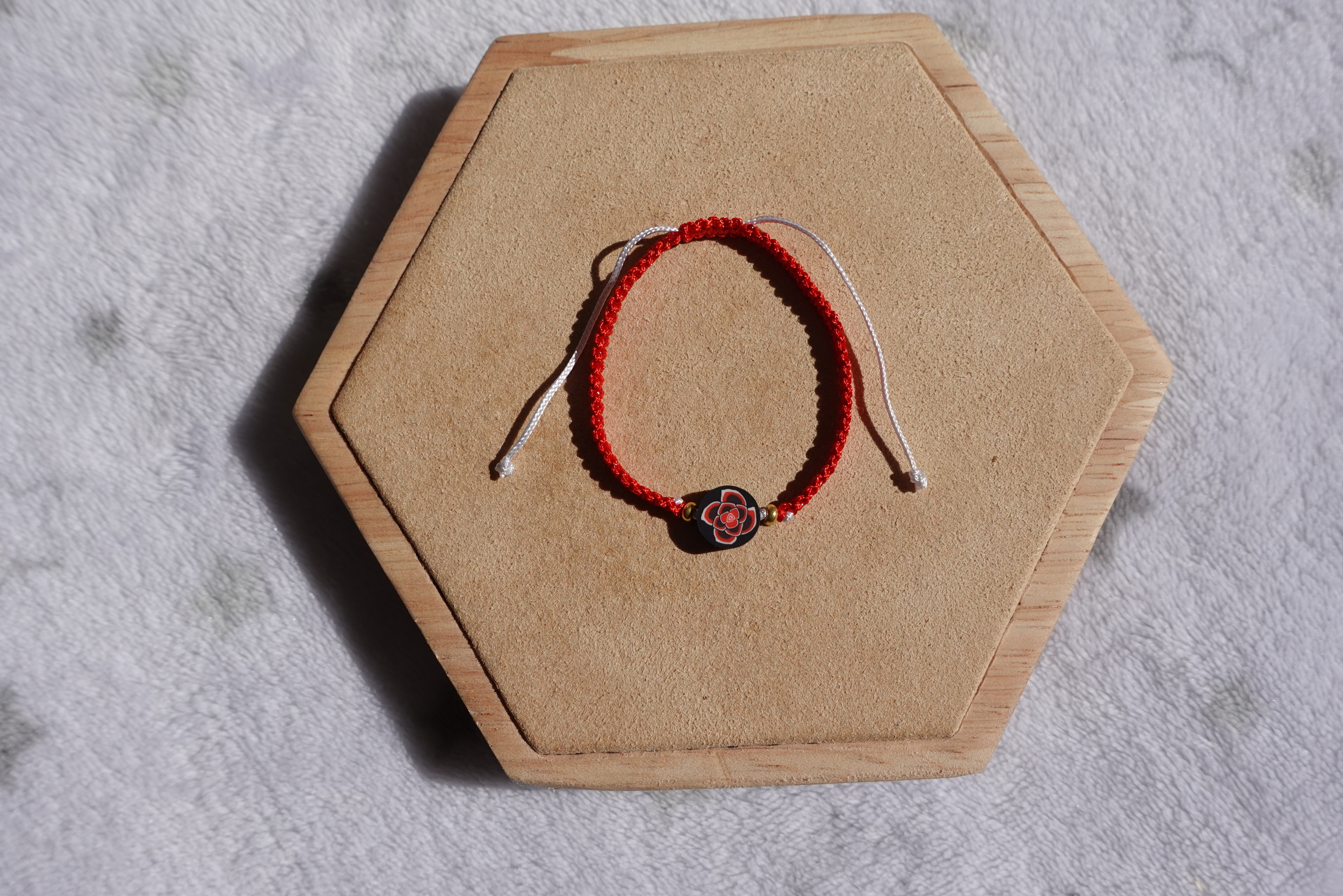 B26a Bracelet perle fleur rouge