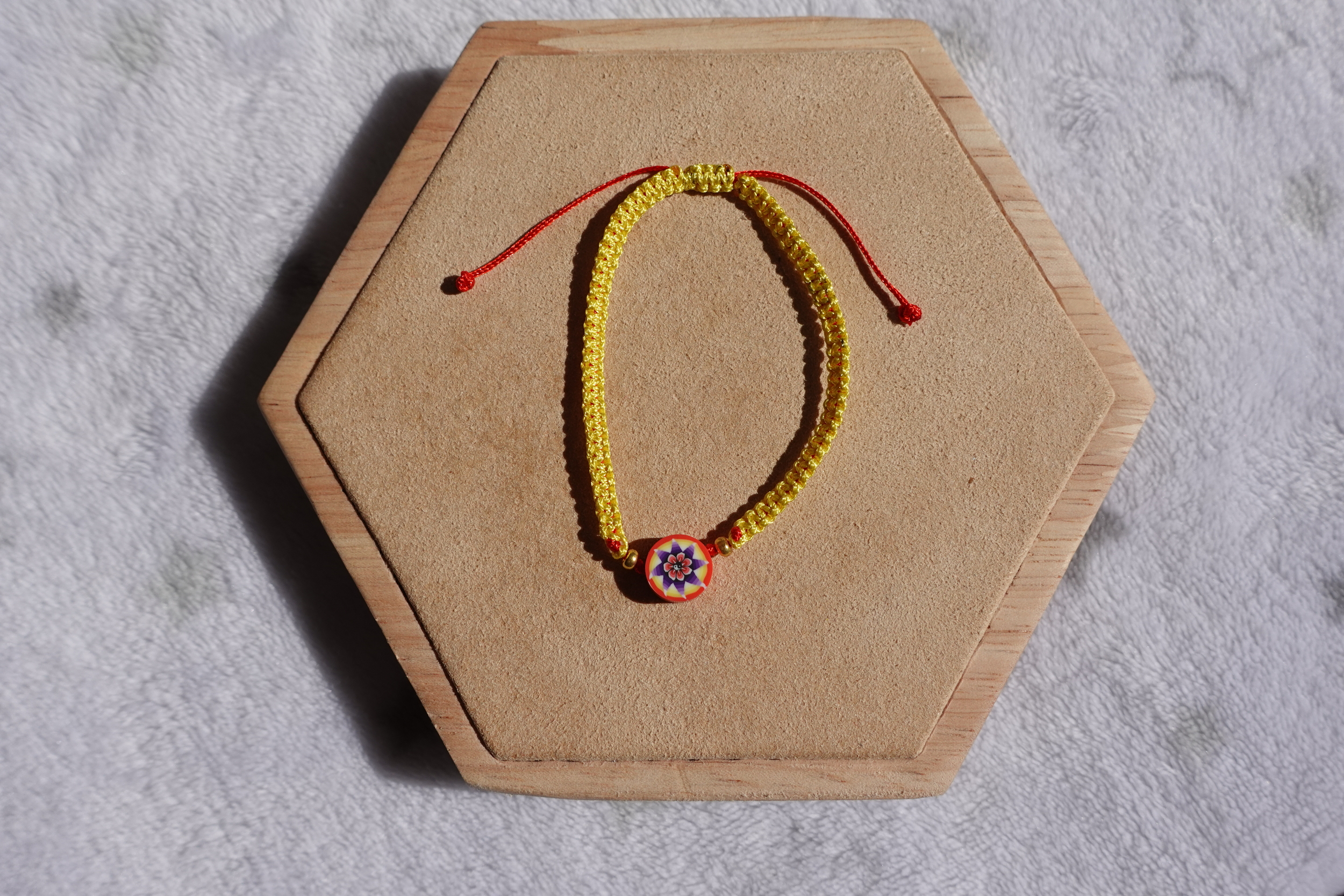 B26d bracelet perle fleur jaune