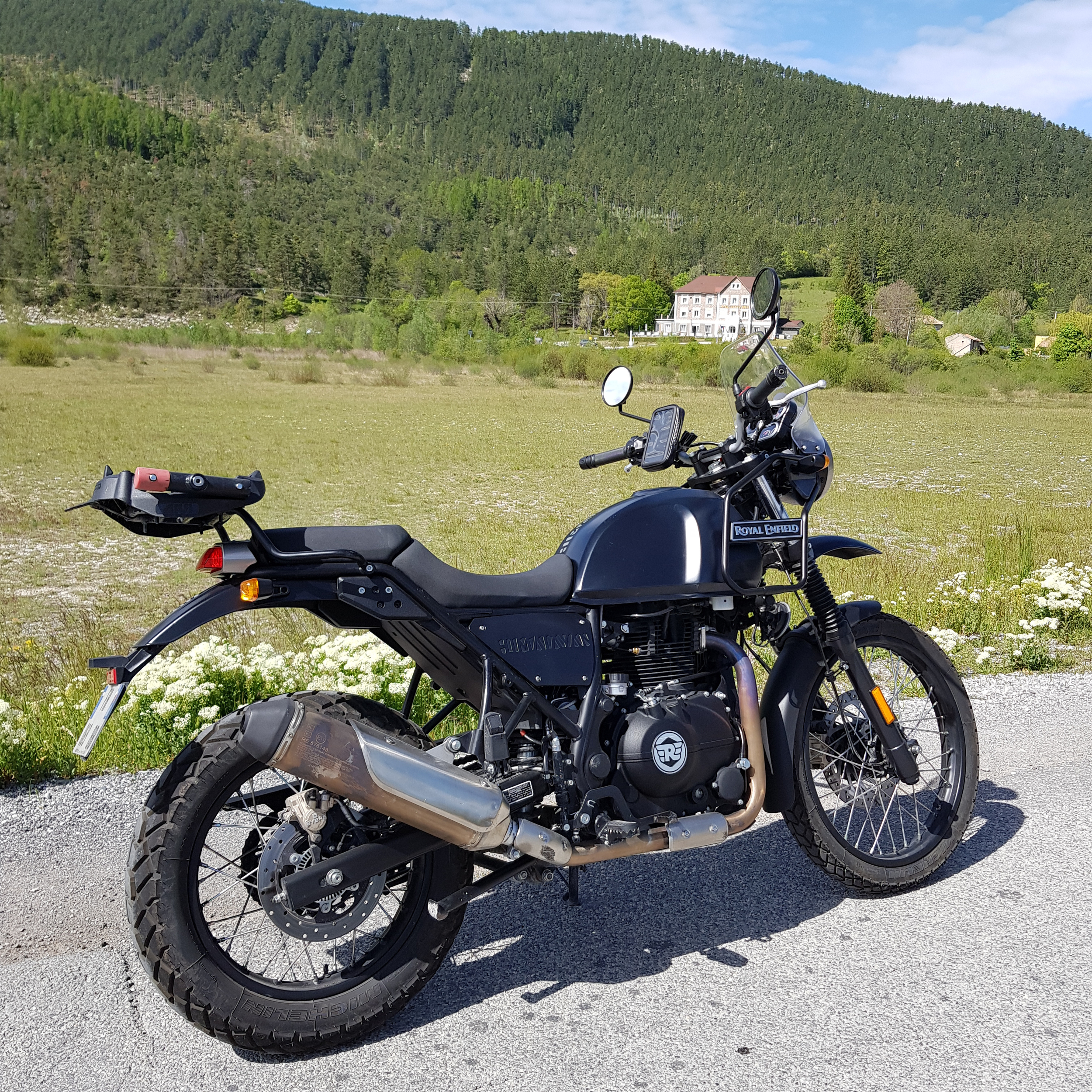 moto Royal enfield himalayan 410 noire vue de côté