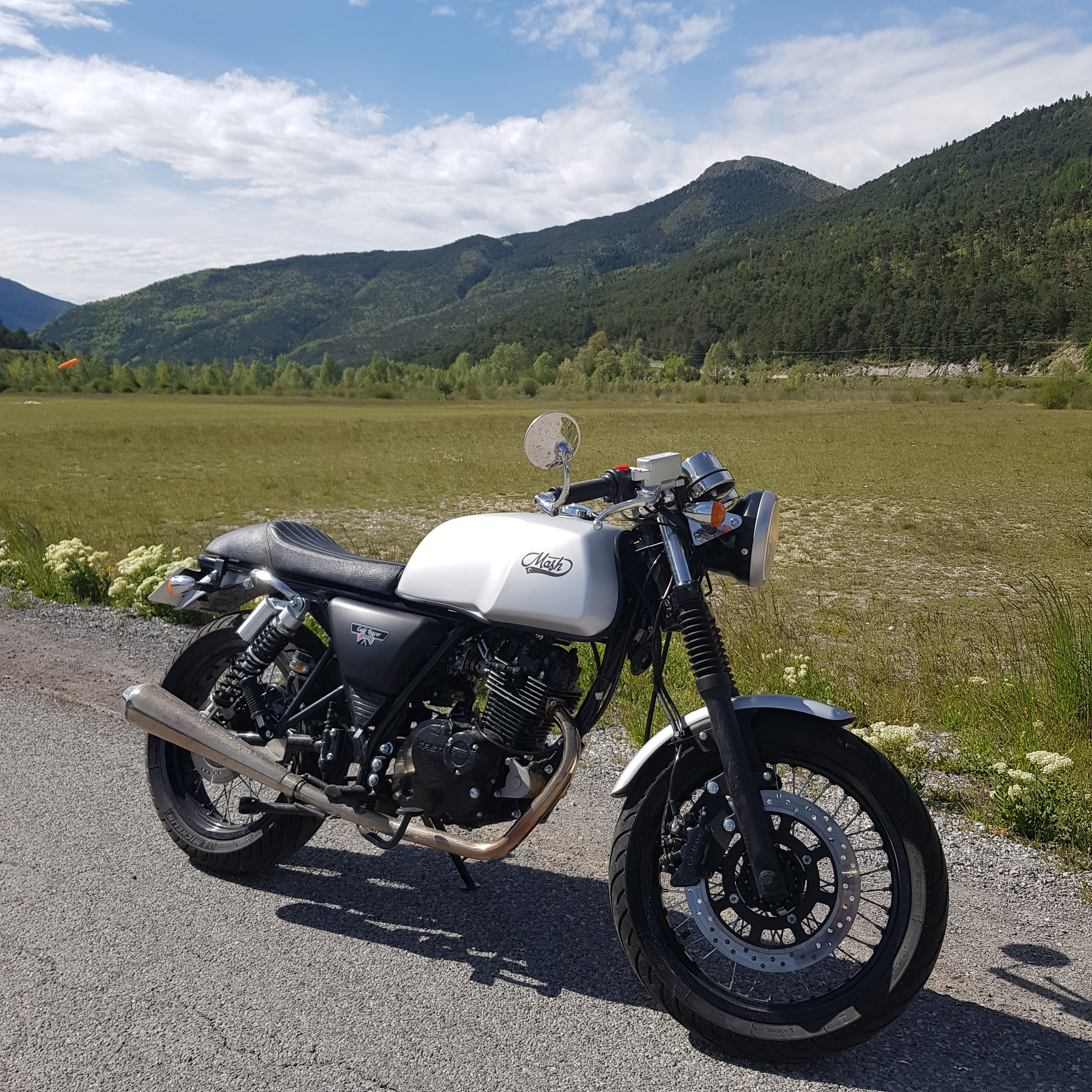 Mash cafe racer grise vue de côté