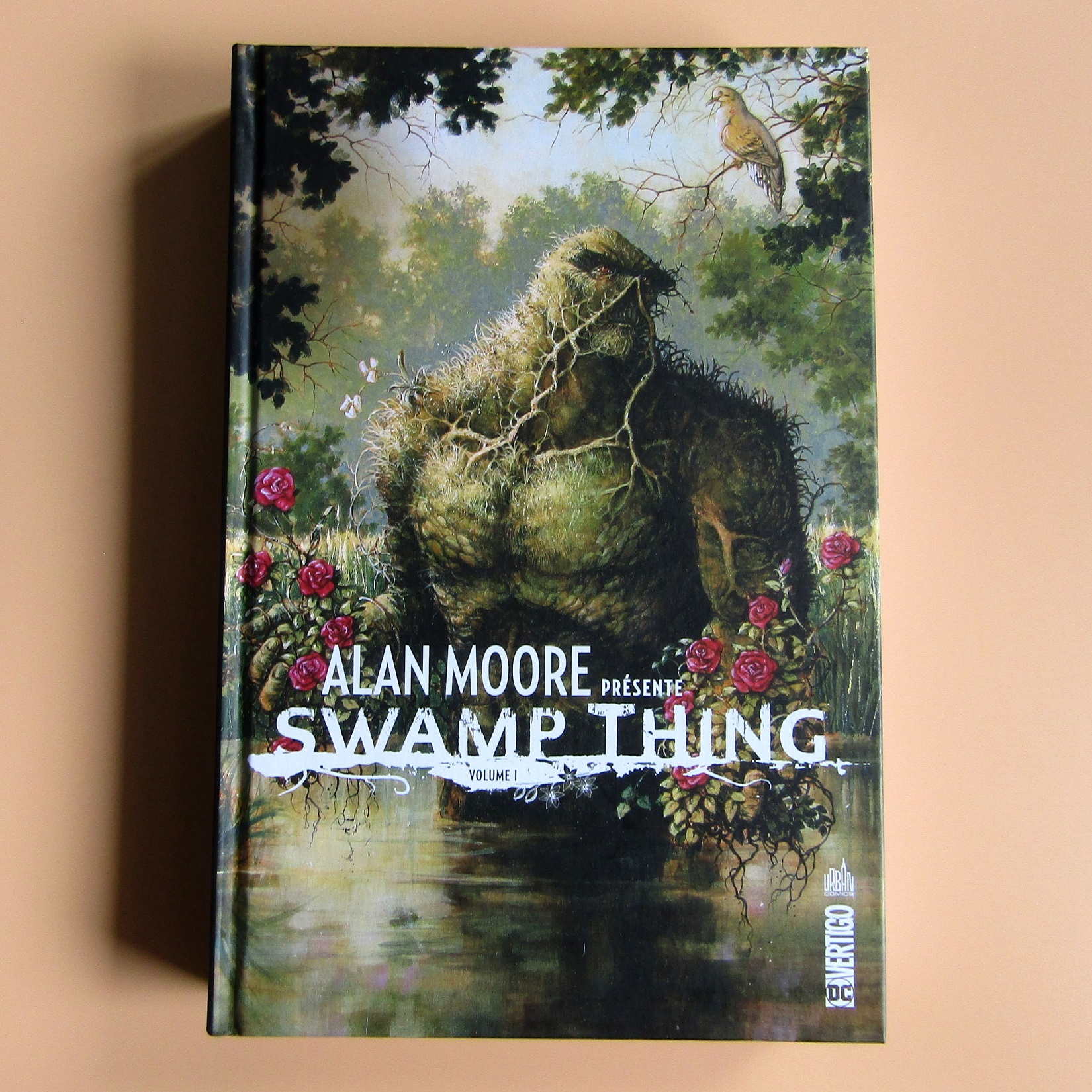 DC Comics. BD Alan Moore présent Swamp Thing. Volume 1. Urban Comics