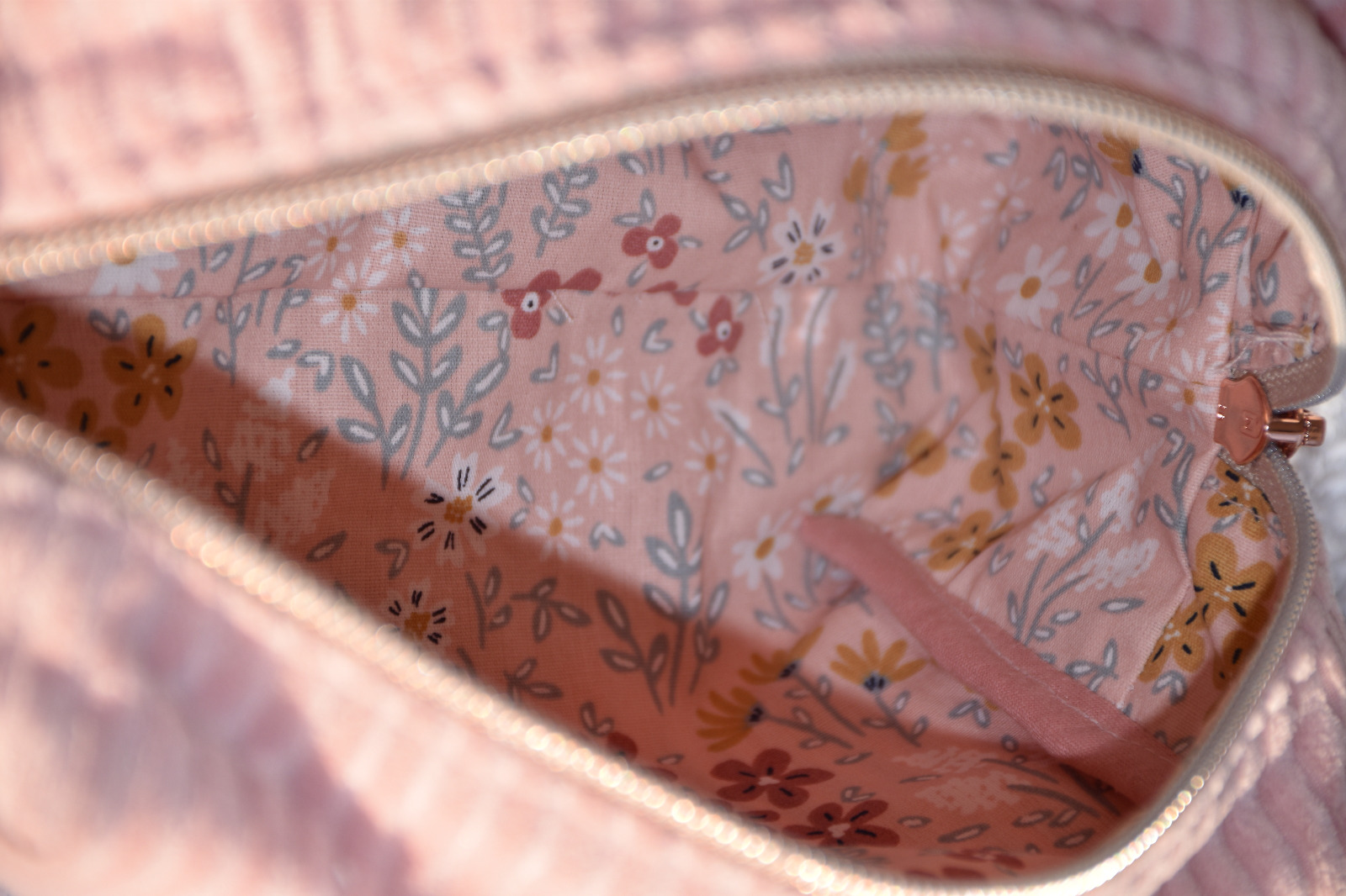 trousse de toilette rose poudré doublure imperméable fleurie