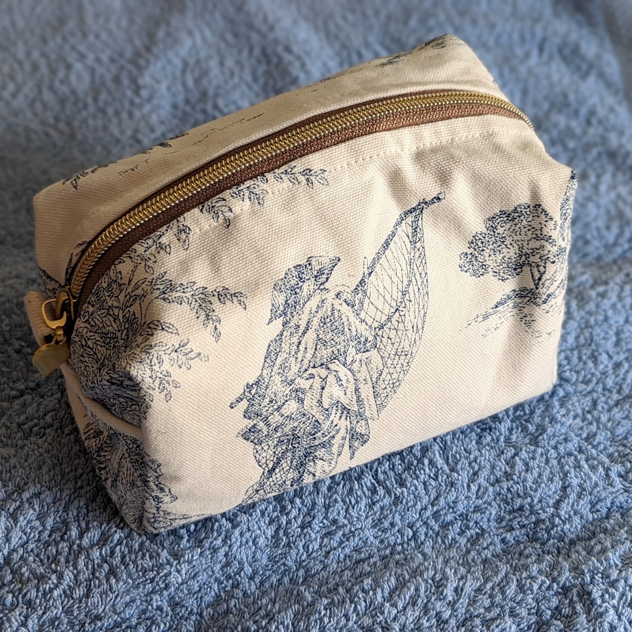 trousse toile de jouy bleue doublure rose