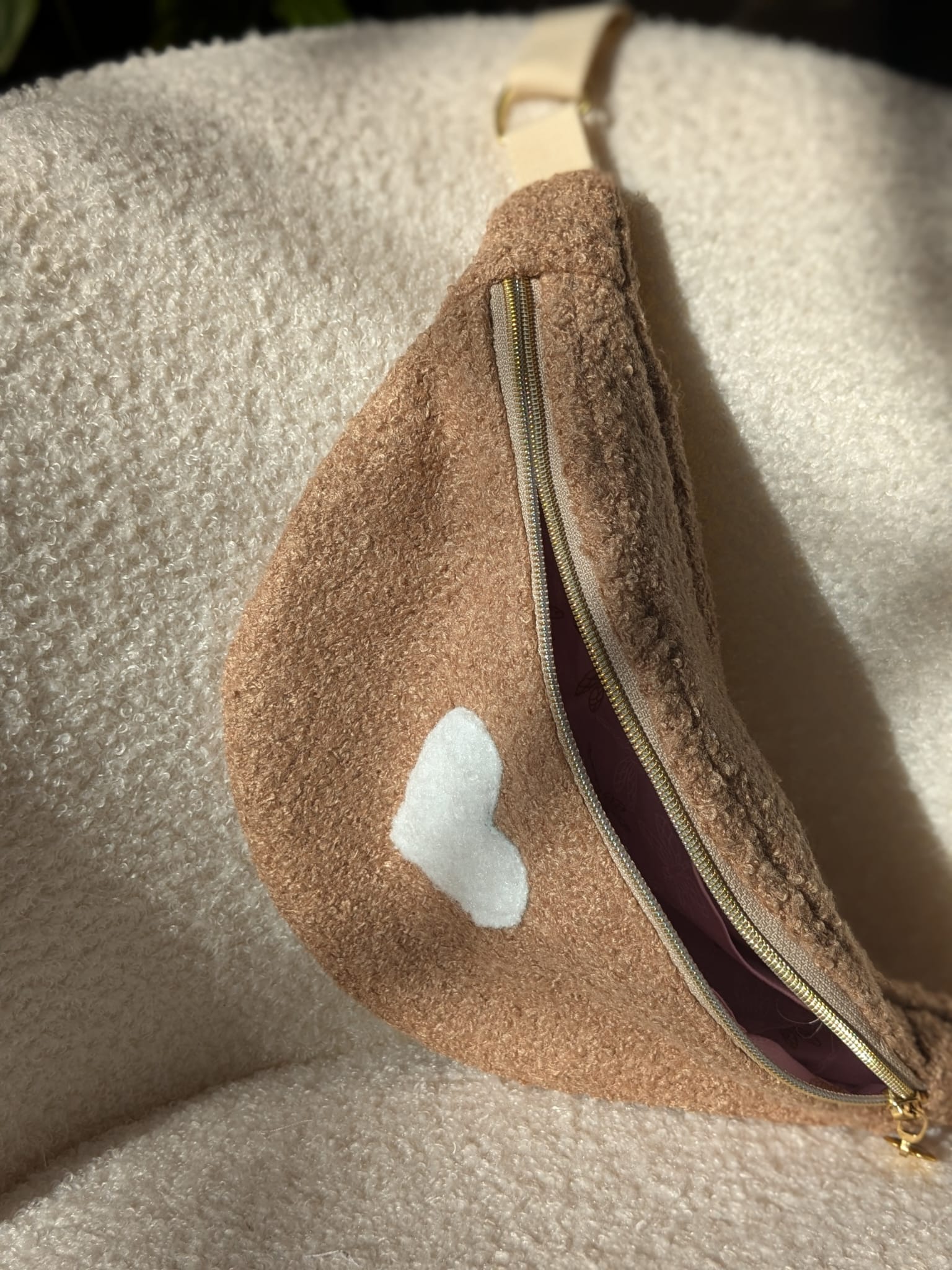 sac banane moumoute beige coeur blanc sangle ecrue