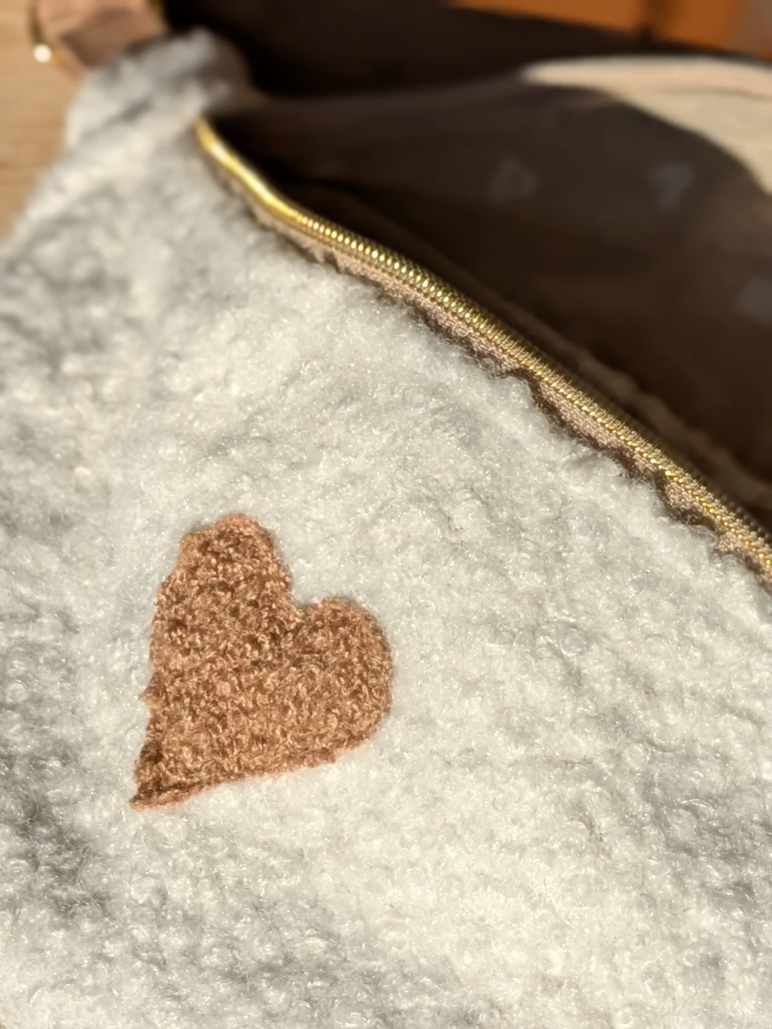 coeur taupe sac banane moumoute blanche