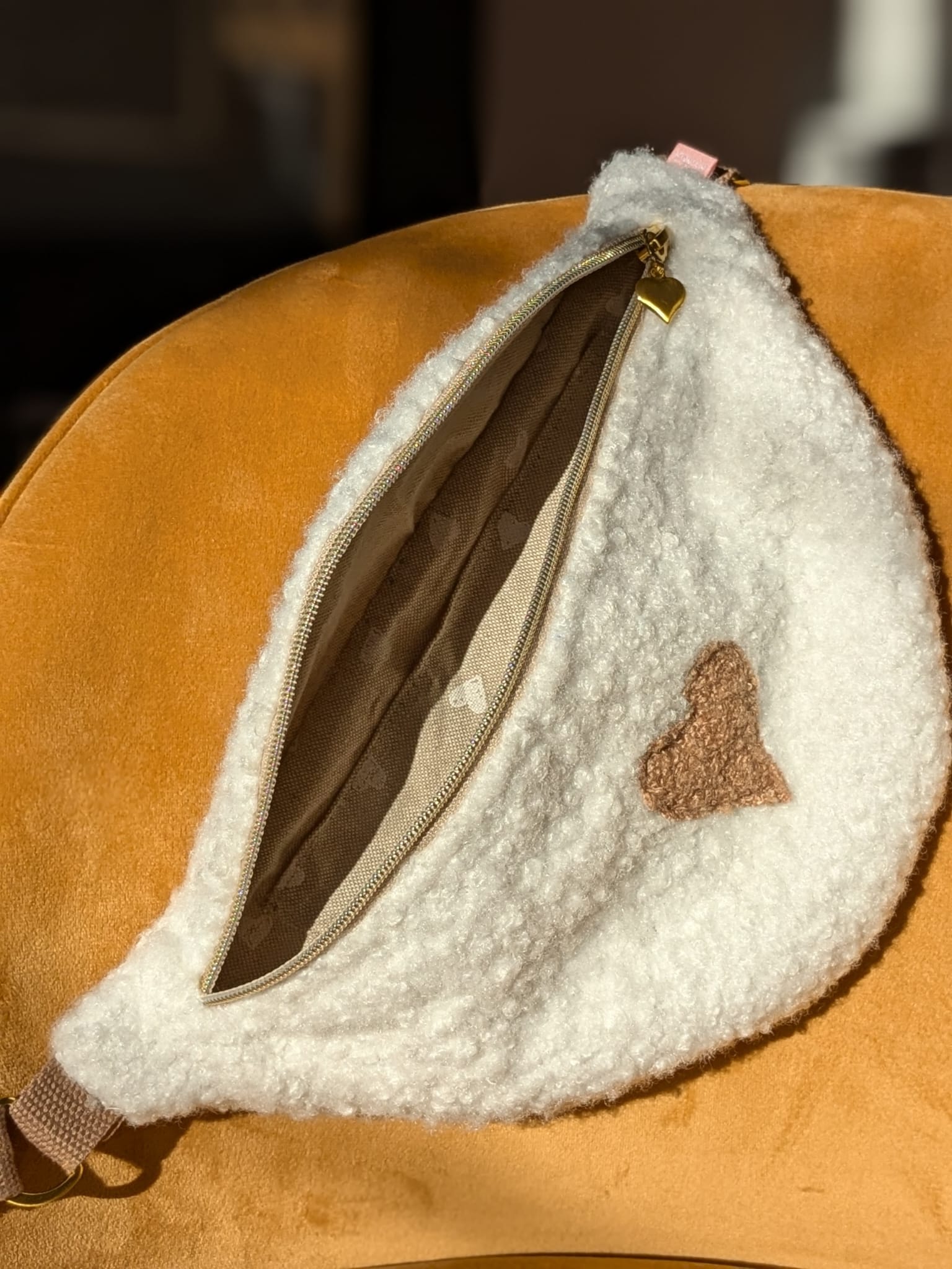 sac banane blanche coeur taupe 2