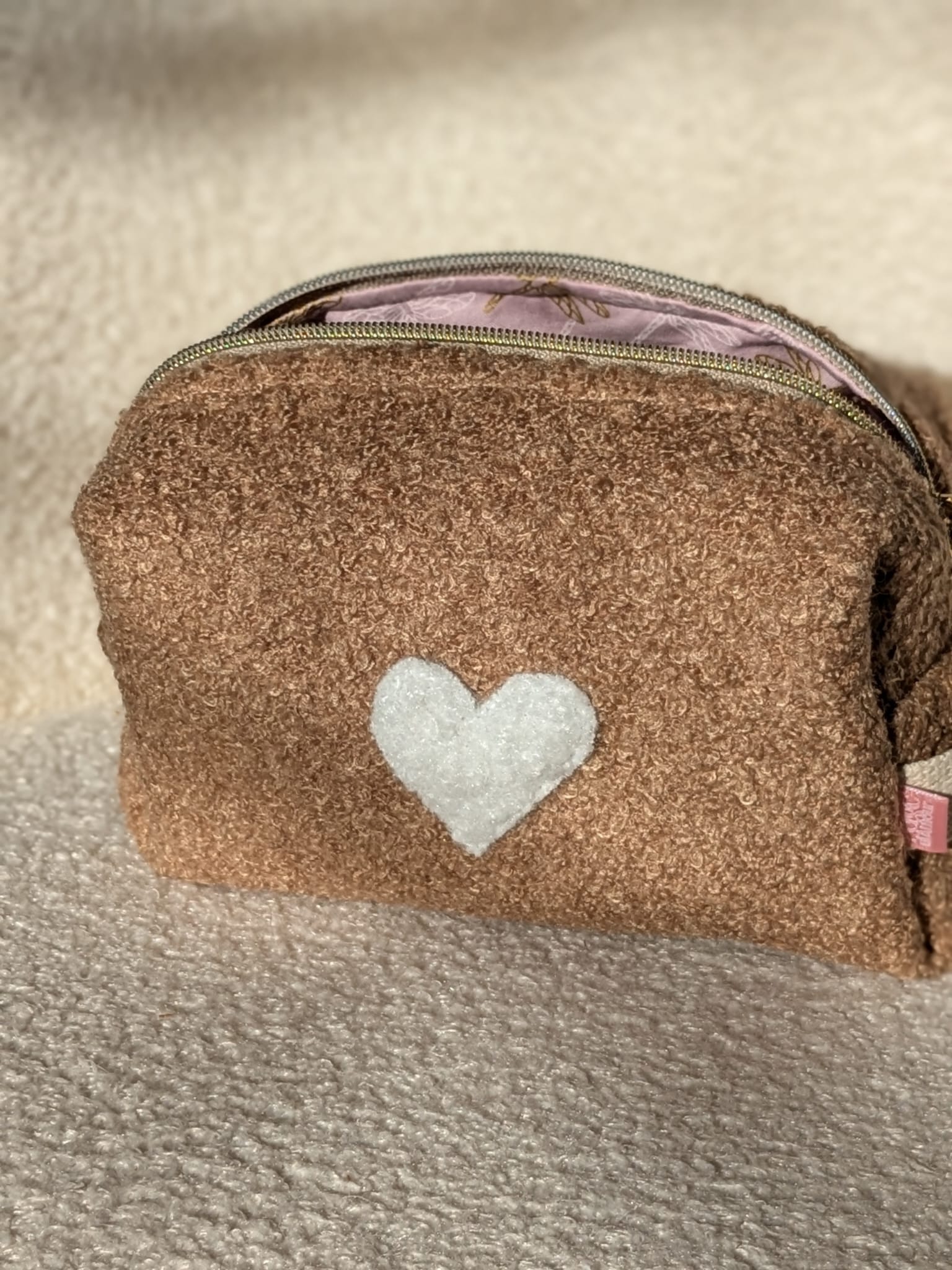 trousse beauté moumoute taupe coeur blanc