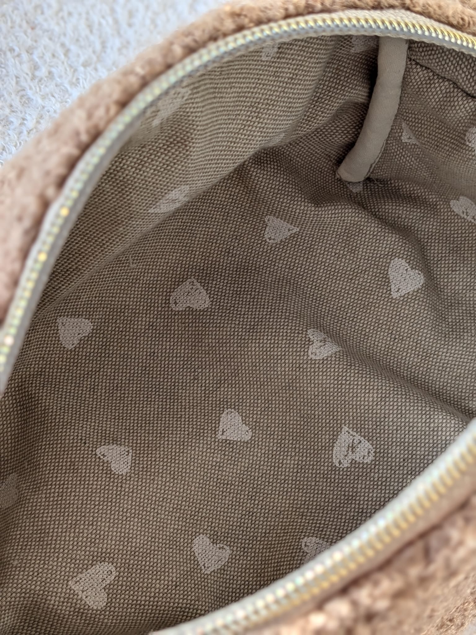 trousse beauté taupe doublure beige coeurs blancs