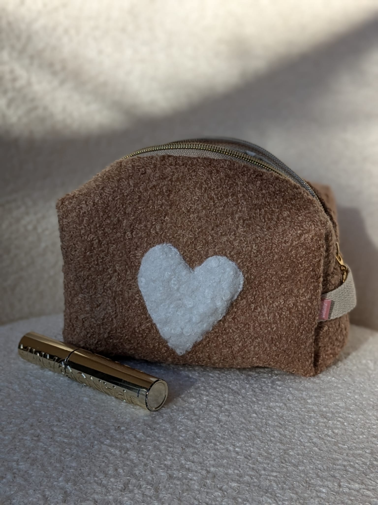 trousse beaute moumoute taupe ornée coeur blanc