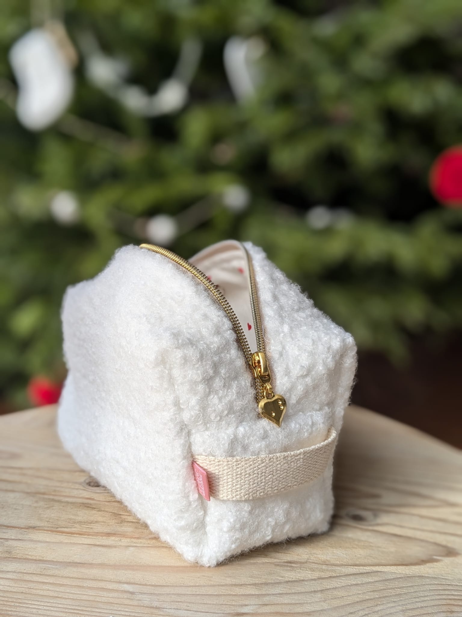 trousse moumoute blanche coeurs rouges (2)