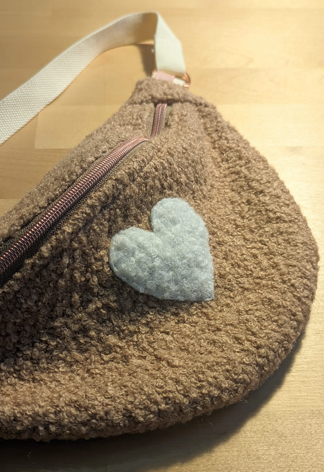 sac banane moumoute taupe coeur blanc