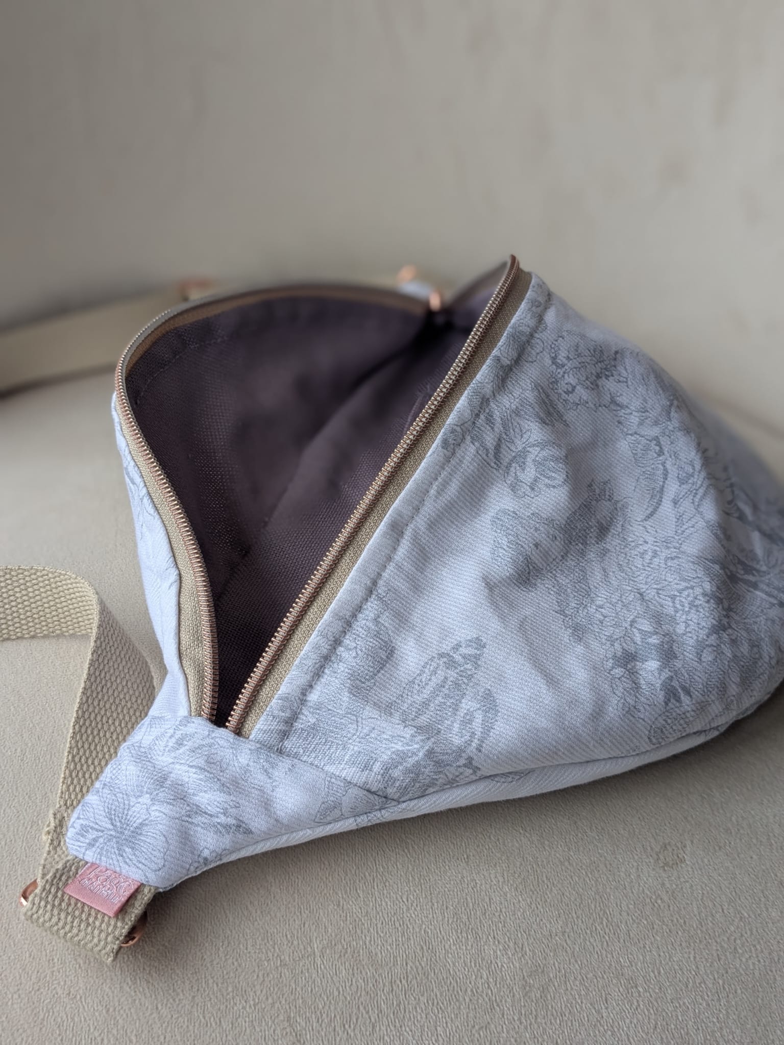 sac banane toile jouy gris doublure parme