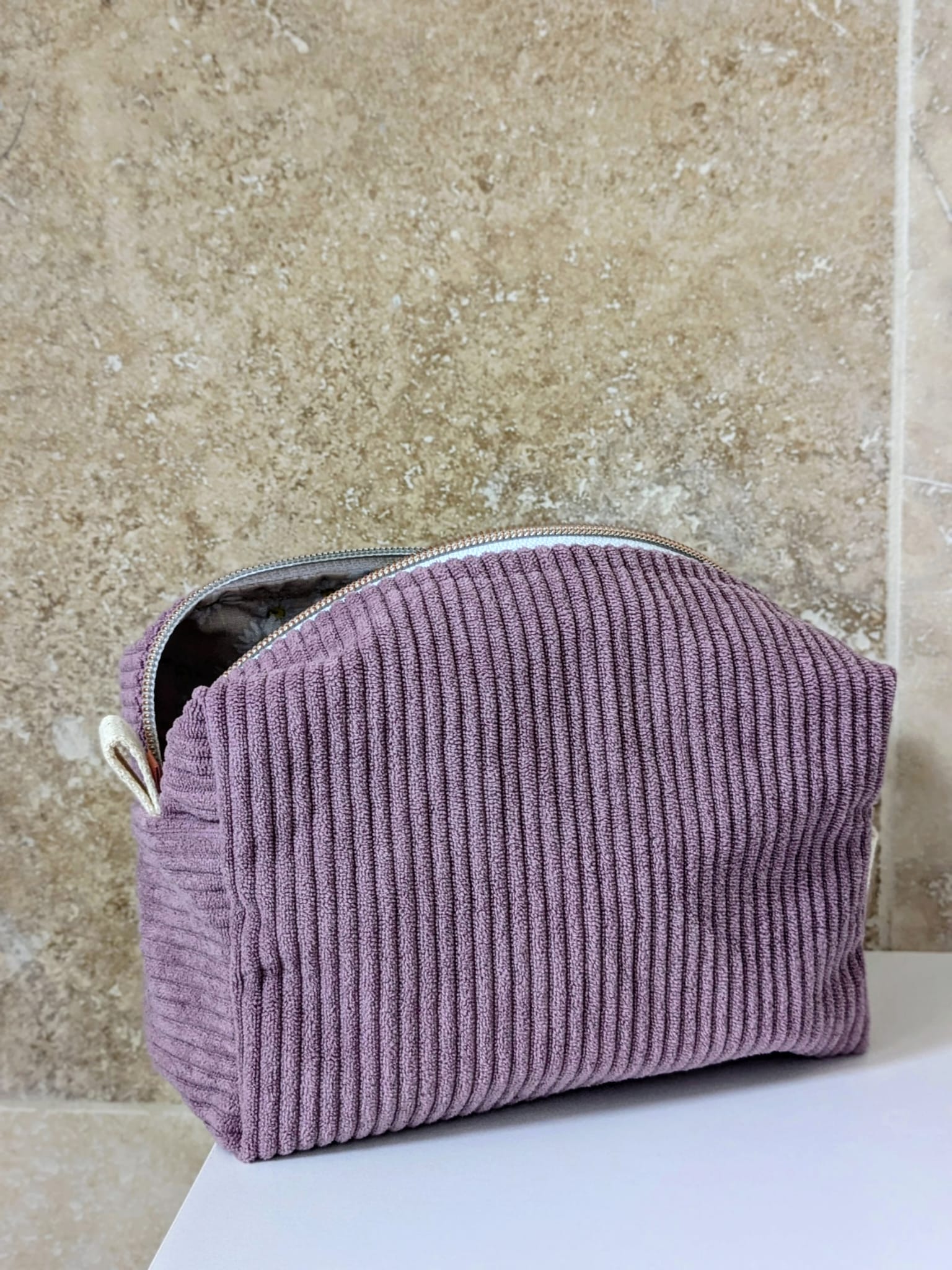 trousse beauté velours parme  doublure fleurs paquerette