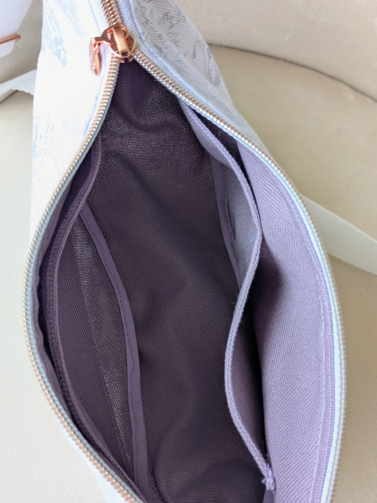 sac demi lune gris blanc doublure parme