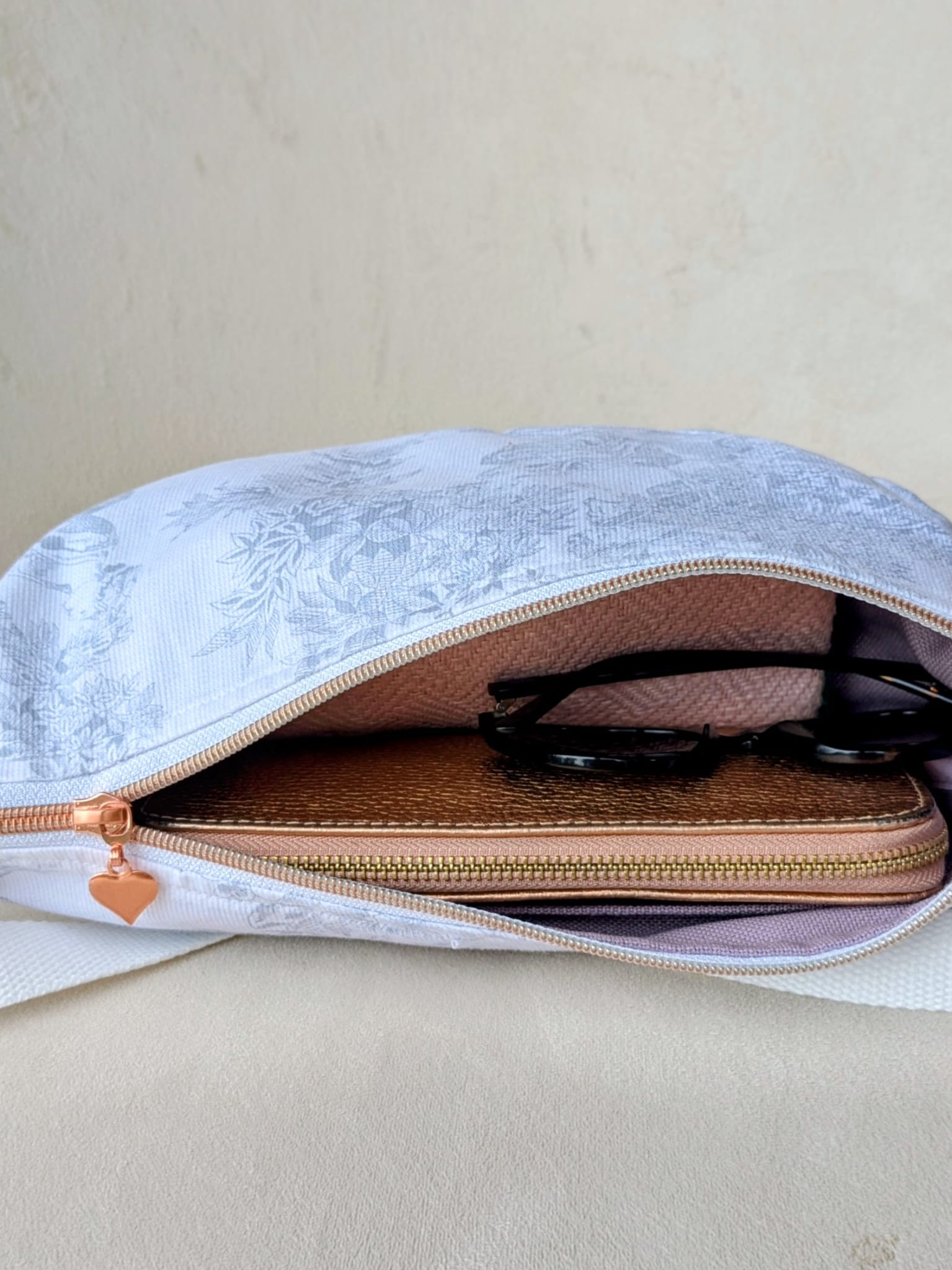 sac demi lune gris blanc curseur coeur