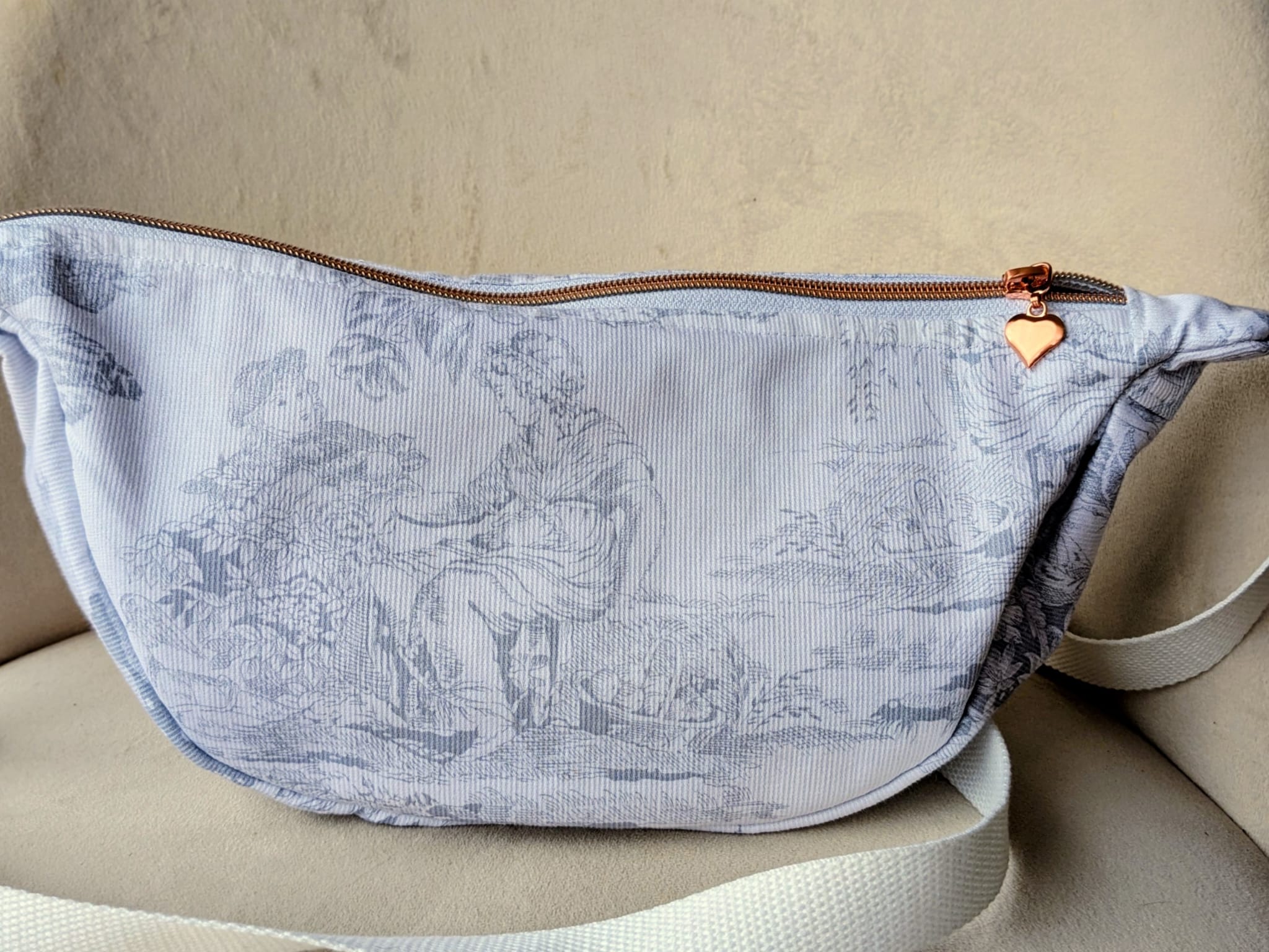 sac demi lune jouy  gris  et  blanc