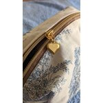 trousse de toilette bleue toile de jouy curseur
