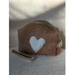trousse beaute moumoute taupe ornée coeur blanc