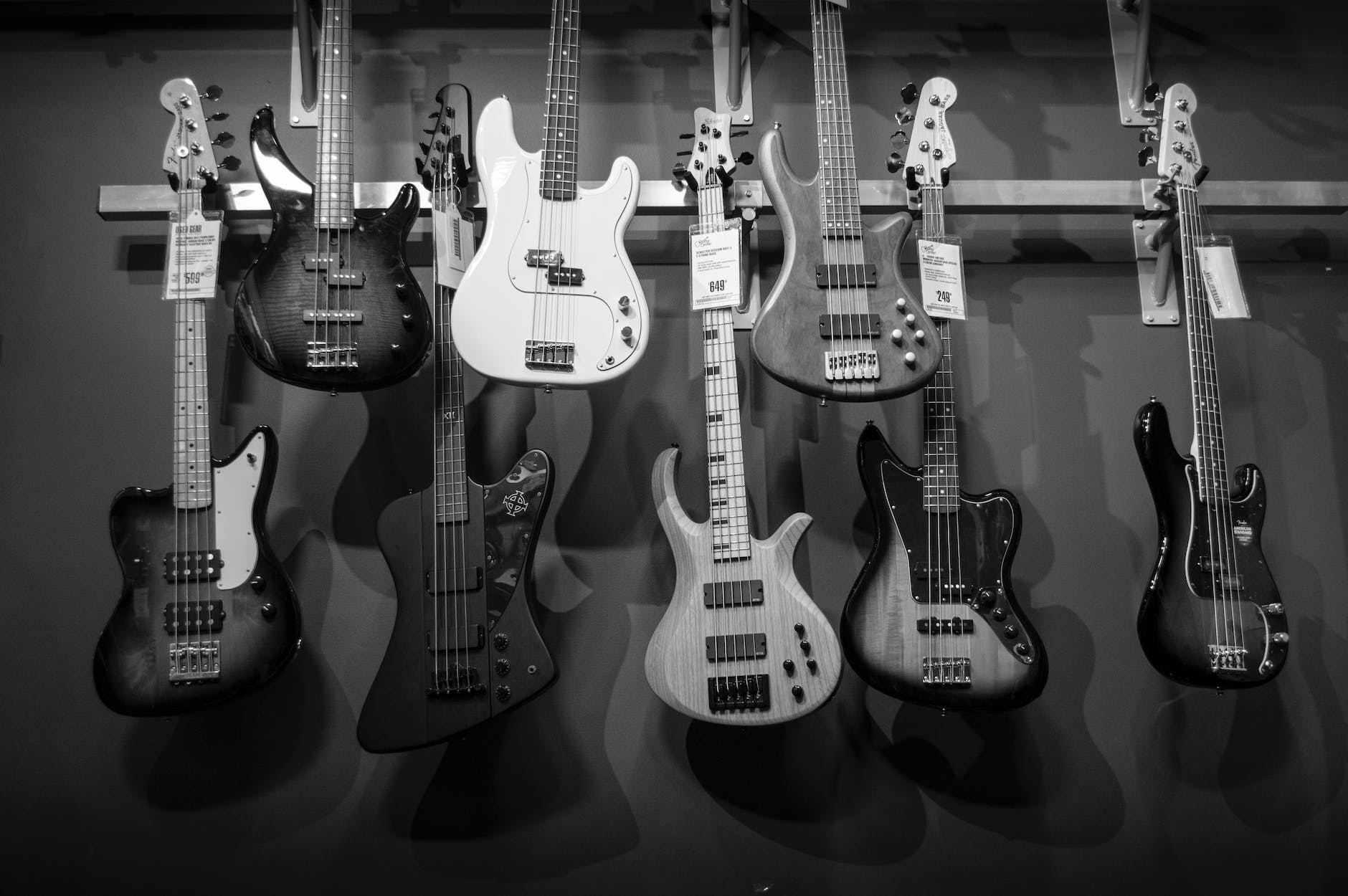 8 guitares electriques accrochees a une barre en acier marron