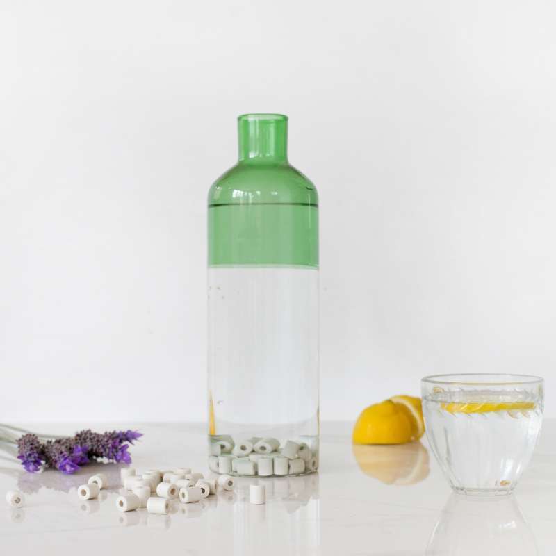 15 perles de céramique EM grises suffisent pour rendre l’eau de votre carafe plus douce et savoureuse.