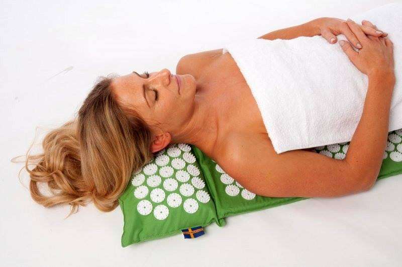 Positions pour utiliser un tapis d’acupression sur le dos