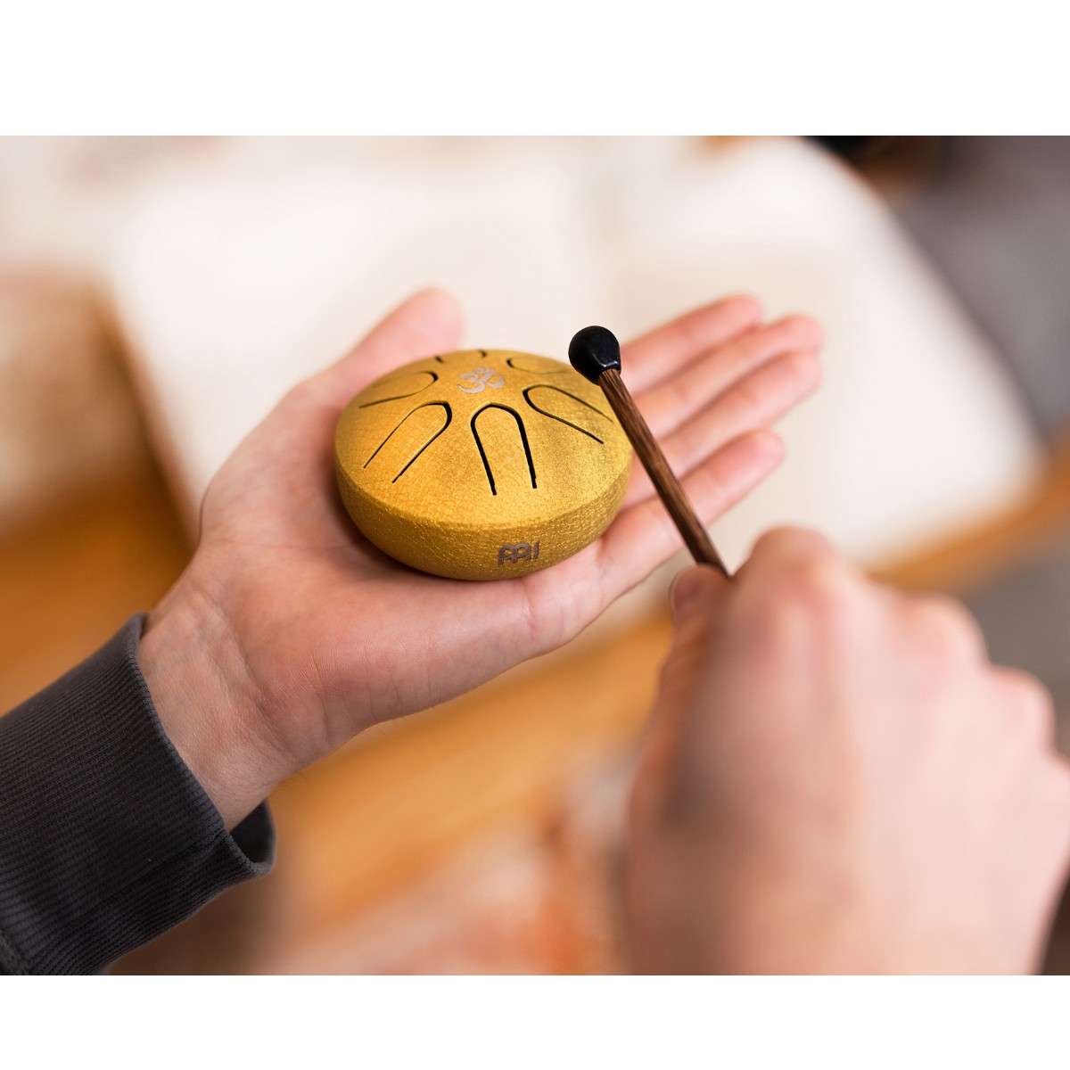 Jeu musical sur un tambour à langue doré Meinl Sonic Energy, format de poche 3 pouces.