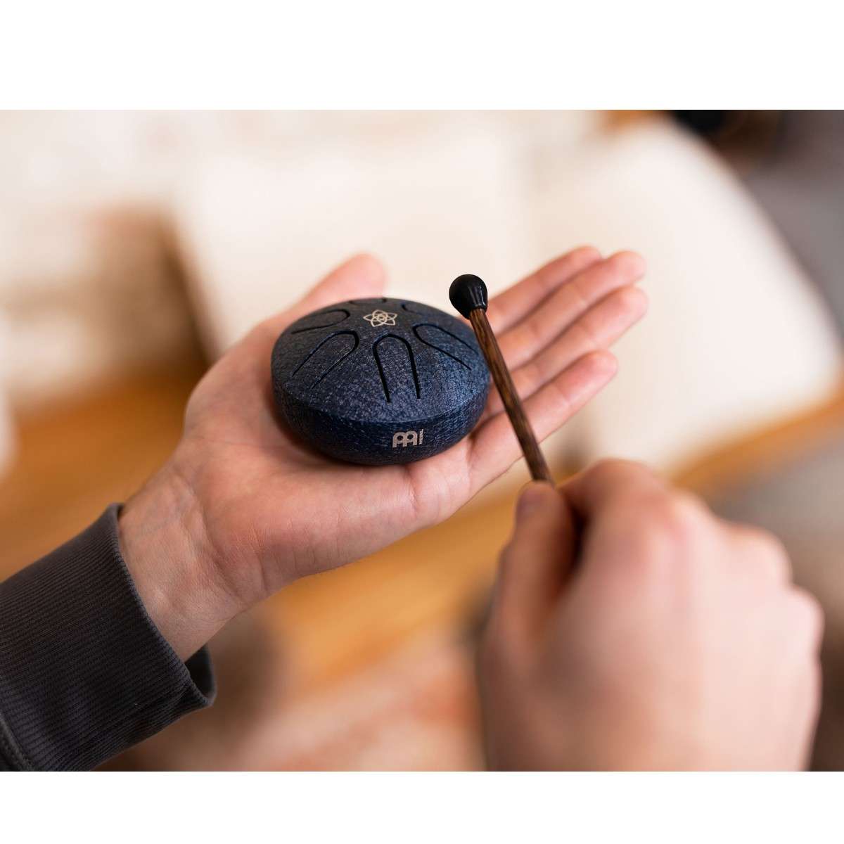 Mini tambour à langue bleu nuit Meinl joué avec un maillet en caoutchouc.