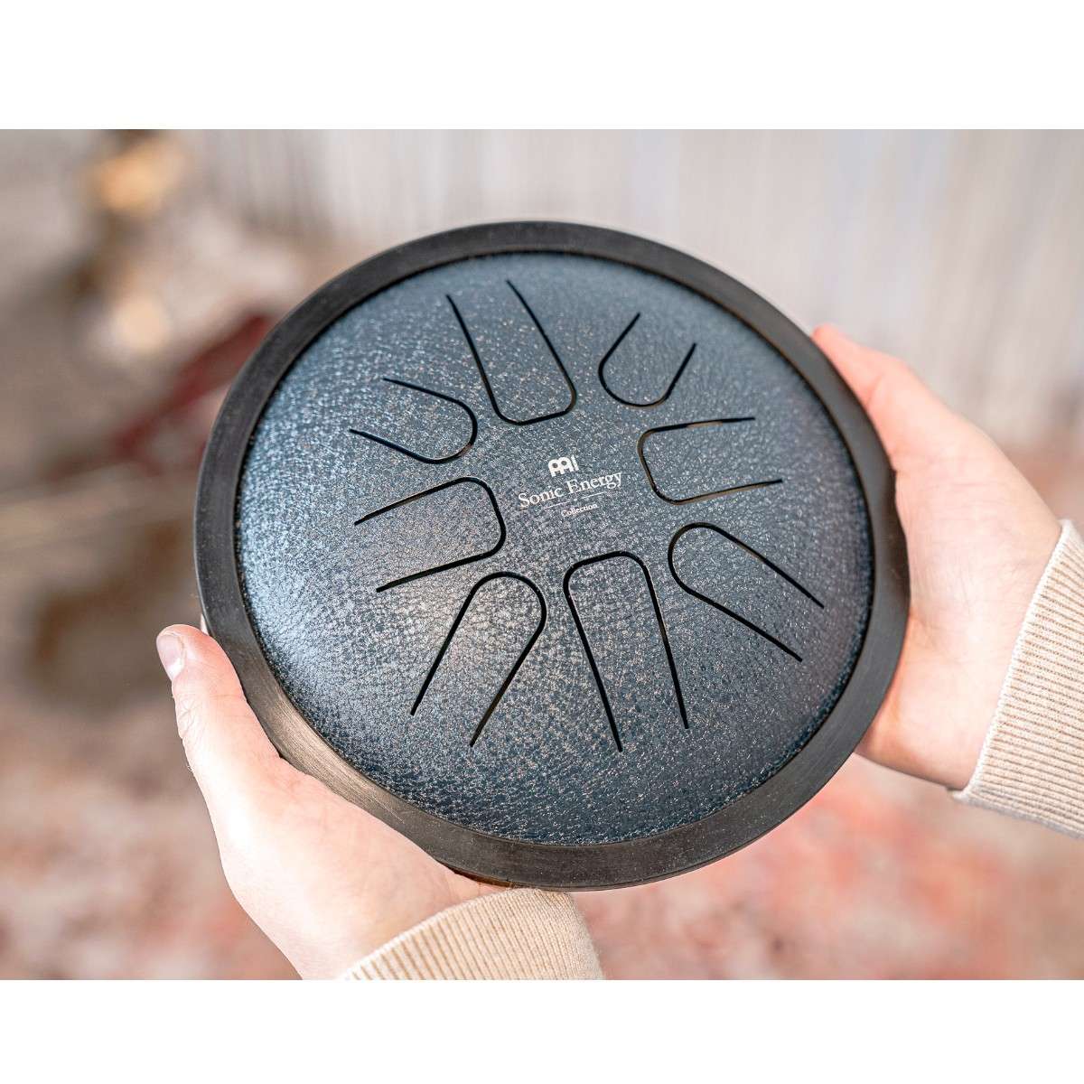 Mini steel tongue drum Meinl en Sol mineur bleu, vue de dessus avec ses languettes découpées