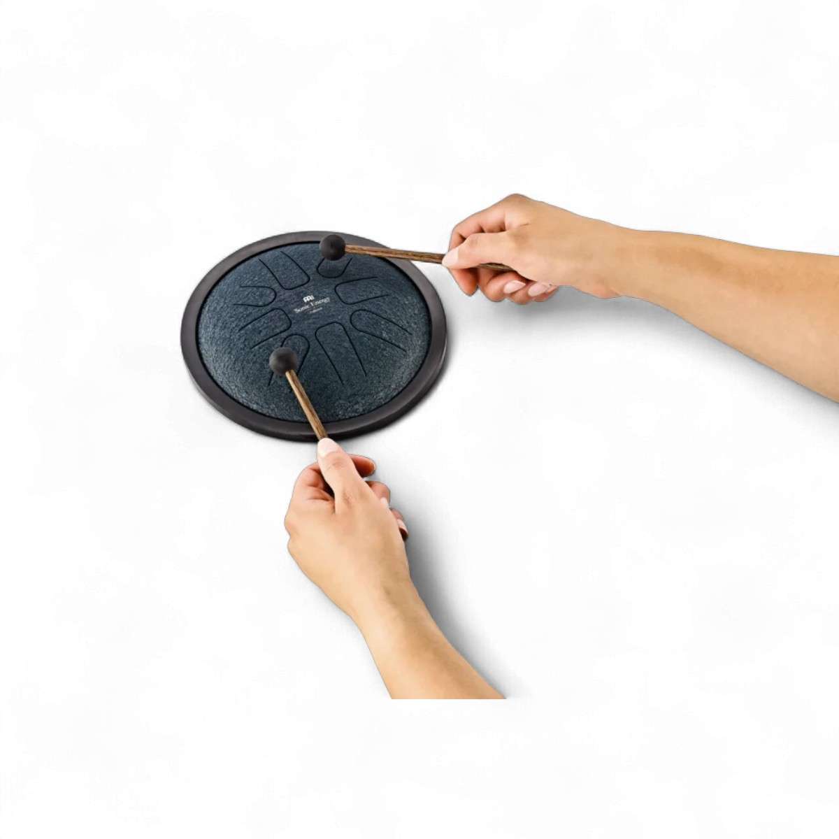 Jeu intuitif sur le mini steel tongue drum Meinl avec maillets en bois et embouts caoutchouc