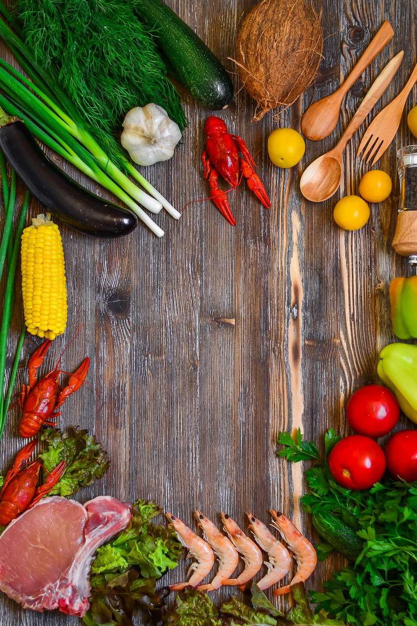 Assortiment d’aliments frais et colorés sur fond en bois – base d’une alimentation anti-inflammatoire pour préserver les articulations