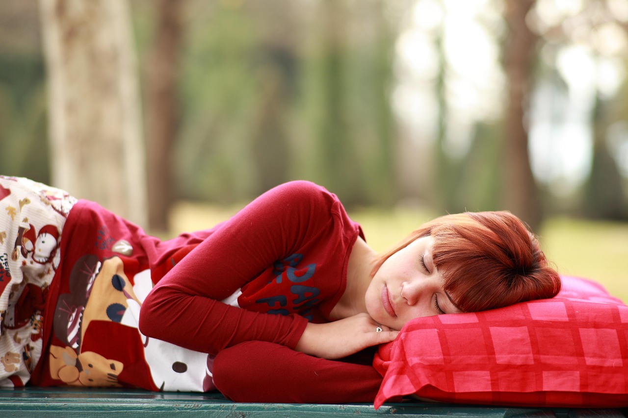 Retrouver sérénité et confort pendant la ménopause Femme endormie paisiblement, symbole de sommeil réparateur pendant la ménopause